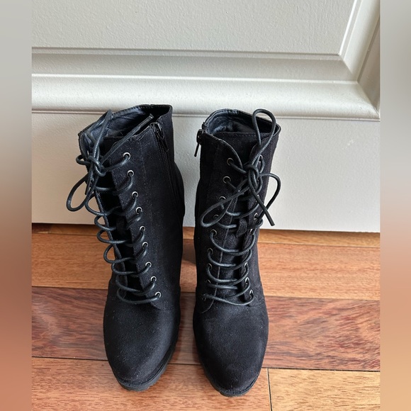 Wild Diva Vivian Block Heel Lug Platform Black Lace-Up Boots with Zip Up Sides - Picture 3 of 10